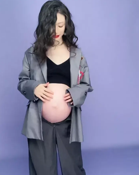 谢永强小12岁娇妻怀孕,夫妻挺大肚拍写真,永强比老婆肚子还大