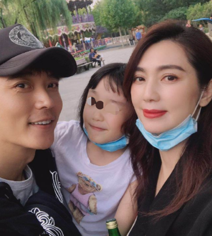 张丹峰一家罕见合体聚会怀抱女儿脸部浮肿洪欣却更显年轻
