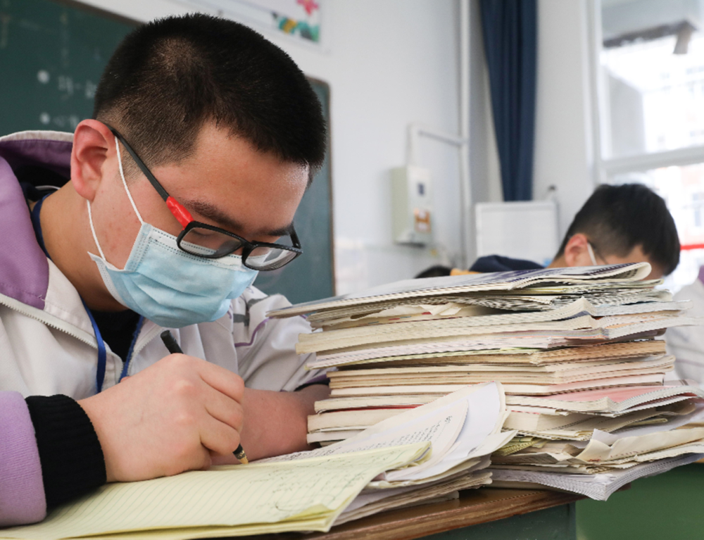 高中生应该"几点睡"?学习超过这个点,成绩很有可能不升反降_腾讯新闻