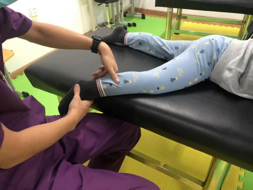 哈医大四院儿童康复中心运用推拿治疗改善小儿脑瘫症状