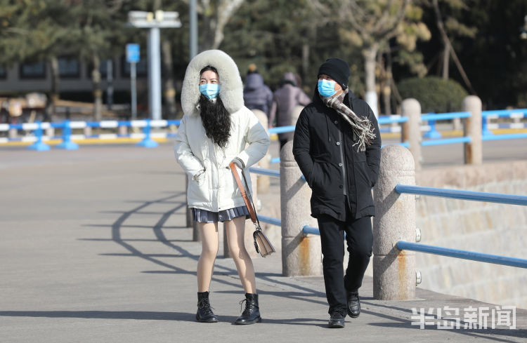美丽冻人青岛迎来寒潮极寒天气行人在寒风凛冽中前行