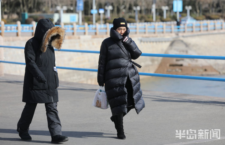 美丽冻人青岛迎来寒潮极寒天气行人在寒风凛冽中前行