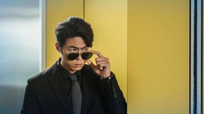 之下》正在热播,在该剧中,演员凌子桐饰演的阿刚一角忠肝义胆憨厚可爱