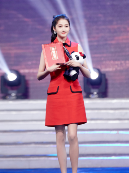 关晓彤与圈内前辈同台领奖看清她脚上鞋子这才是对男明星最大尊重