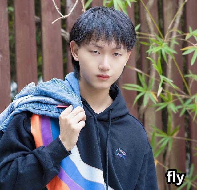 fly晒素颜自拍照粉丝却无暇顾及抓紧训练别搞太多活动