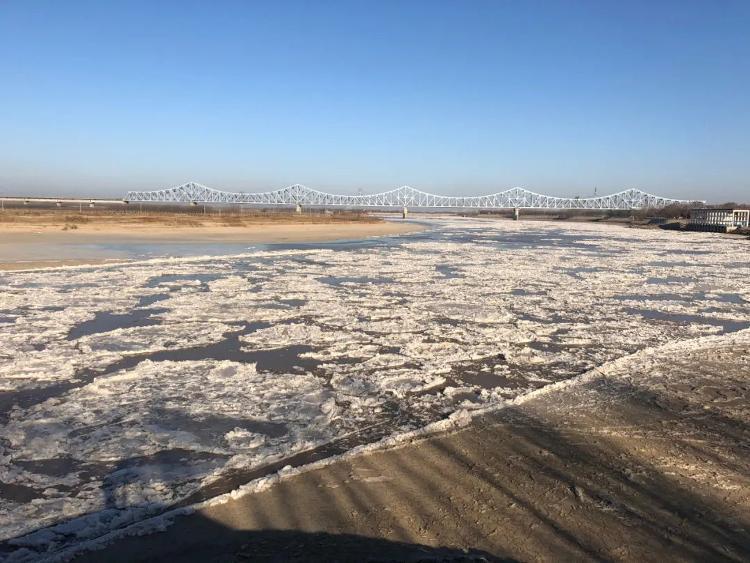 山东网友接力泼水成冰!烟威暴雪深度达30公分!青岛惊现"海浩"奇观