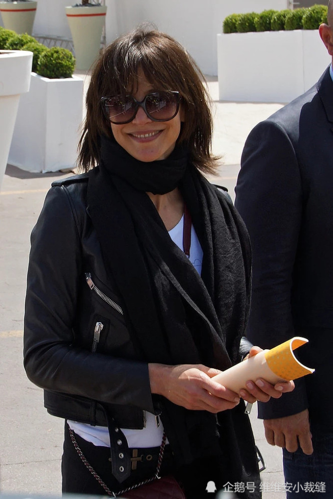 不愧是法国女神苏菲·玛索,留了30年法式刘海宛如少女55岁依旧性感