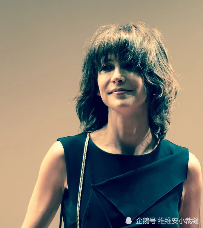 不愧是法国女神苏菲·玛索,留了30年法式刘海宛如少女55岁依旧性感