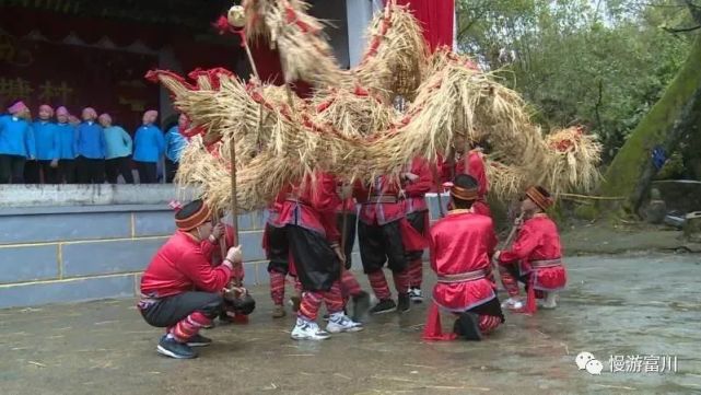 富川油炸粿条平桂非遗传承人刘文忠在演示传统的制陶拉坯技艺信都红槽