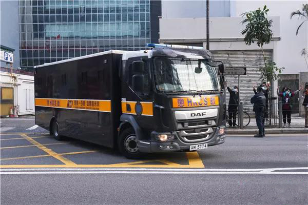 乱港头目黎智英再受审腰缠铁链被铁甲威龙送上法庭