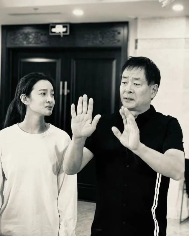 这14位幸运儿接受了由北京人艺院内的
