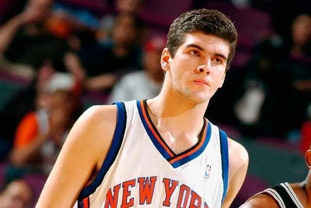 人类历史上的第一高度是2米72,属于美国人罗伯特·瓦德罗,他在1940年