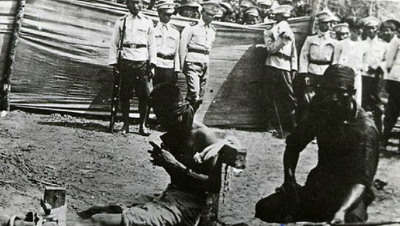 晚清时的愚昧现象:砍下一个人头2块钱,百姓围观欢呼如同看戏_腾讯新闻