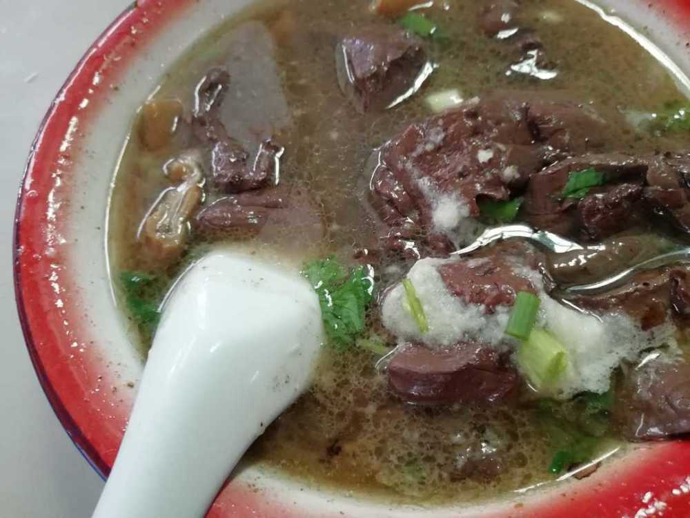 绝不单一,不同的店铺会有不同的款式,你还可以去品尝猪血肠和米血肠