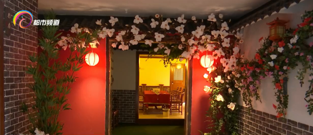 有教室,日式,还有中式的,就是古风型的;不同类型房间对应不同剧本