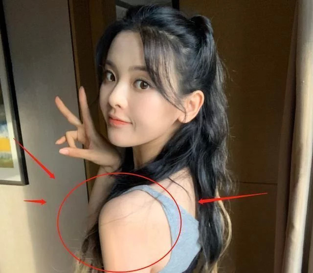 杨超越穿吊带背心自拍,忘记开美颜滤镜,可这直角肩骗不了人