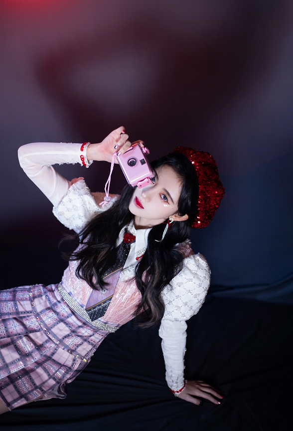 鞠婧祎亮相跨年晚会,当她与伴舞同框,这身高差是认真的吗