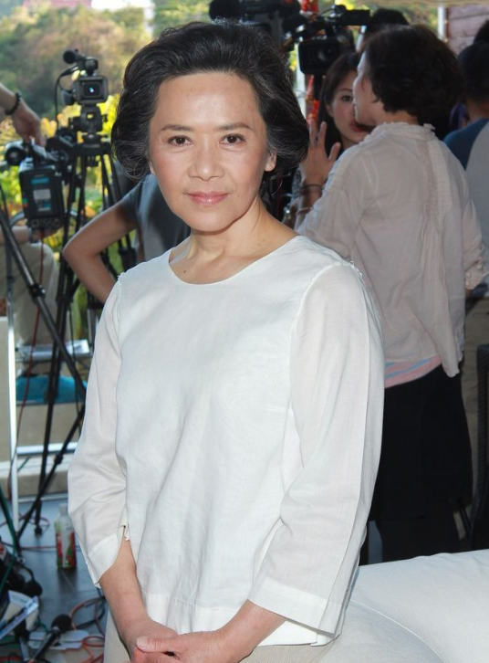 她帮刘德华还债4000万,晚年被子女败光家产,华仔:我养她一辈子