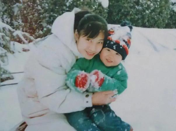 一开始还以为他的脸"动过",直到看见王一博的爸爸妈妈后,才知道他的