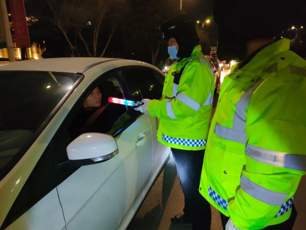 严查酒驾永济交警冒严寒查酒驾保安全