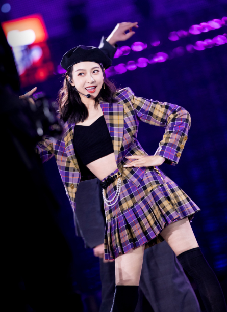 终于等到宋茜穿女团服,格纹制服跳热舞,秒杀新生代爱豆