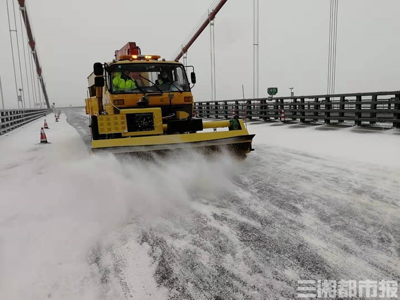 融雪剂防滑链除冰机械车他们通宵值守打响除雪保畅战