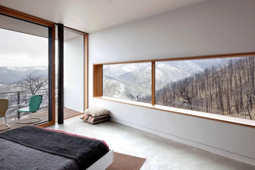 一种享受,告别过去"面壁思过"的下厨模式,将操作台背景墙做成长条窗户