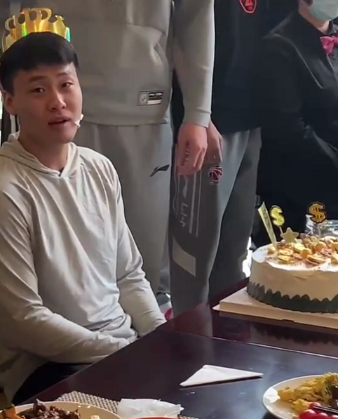 三消息赵睿24岁生日威姆斯送拥抱阿联缺席遗憾杜锋有话说