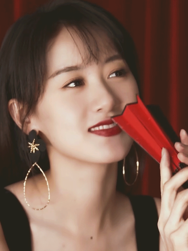 28岁袁冰妍换风格穿黑色蕾丝裙大秀好身材魅惑气质太浓