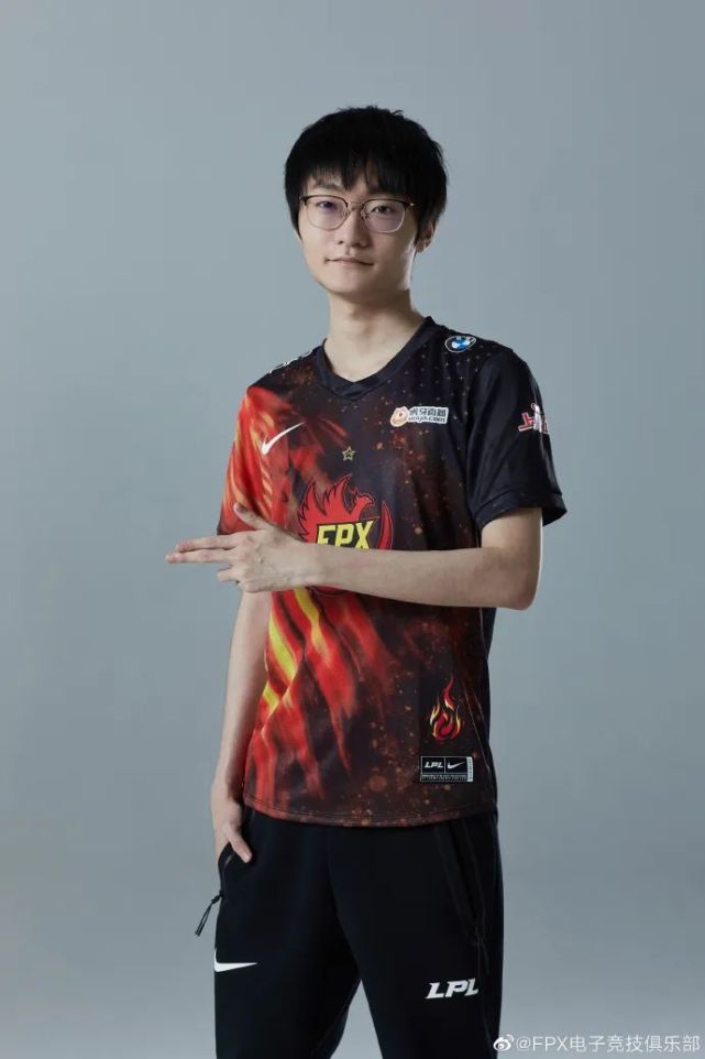 小天回应定妆照事件直呼上当并透露为欢迎牛宝自掏腰包吃龙虾