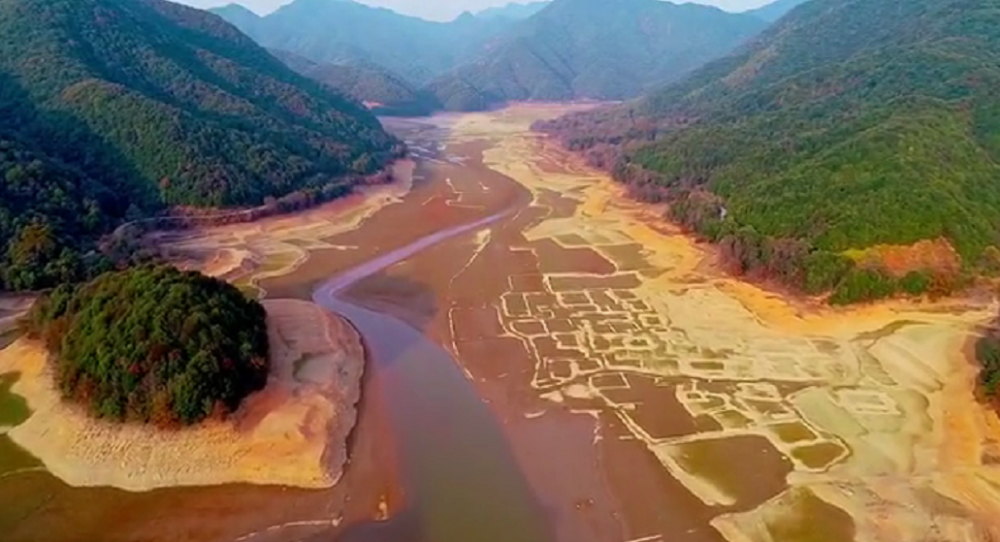 通过航拍镜头可以看到,在1959年3月建成并投入运行的大源河水库周边