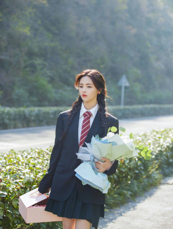 杨超越终于对jk制服下手了,秀出铅笔腿太吸睛,如18岁少女毫无违和感