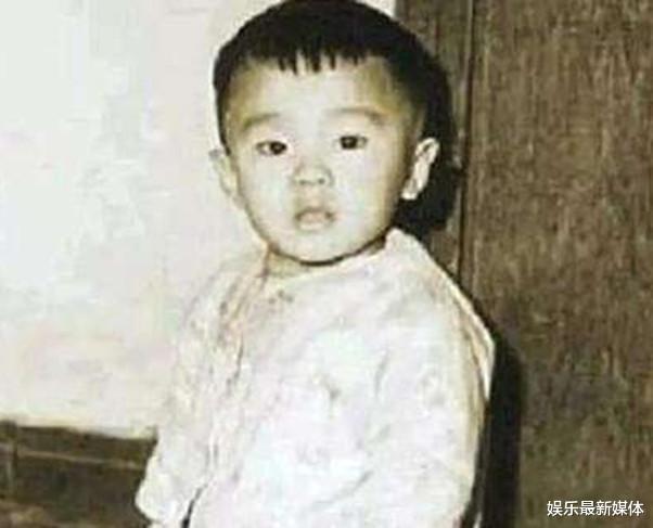 根据周星驰自述他的童年其实过的蛮快乐的,虽然当时家里过的非常穷但