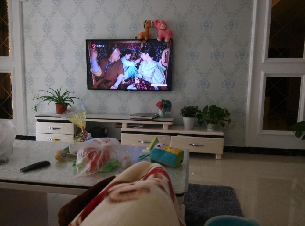 妈妈看电视却要求孩子认真学习还振振有词不会有影响