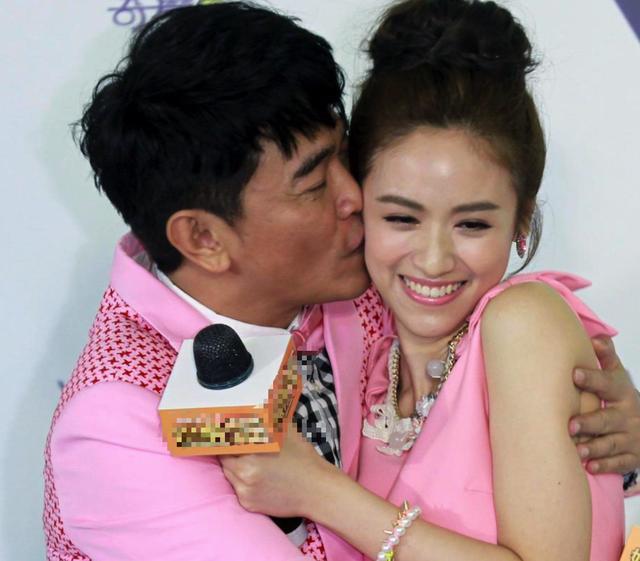主持人吴宗宪当众亲吻30岁女儿无视女方抗拒网友不像父女