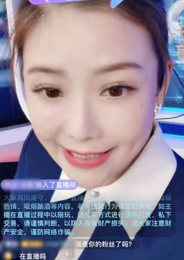 湖南台主播晒工作幕后,小腿肿成馒头还犯口误,何炅曾曝1字扣100_腾讯