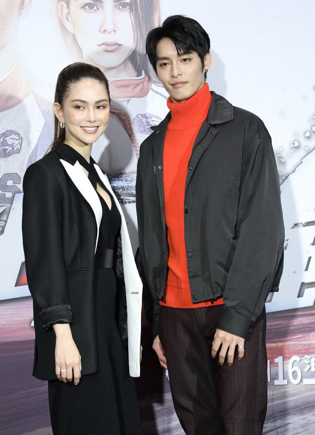 "天王嫂"昆凌被质疑怀三胎后首现身,大秀好身材力破传闻