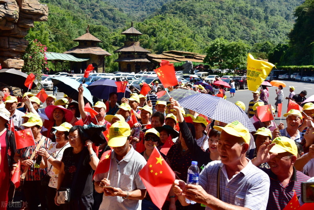 中老年人为什么更爱跟团旅行,是跟团游的快感,还是消解孤独感?