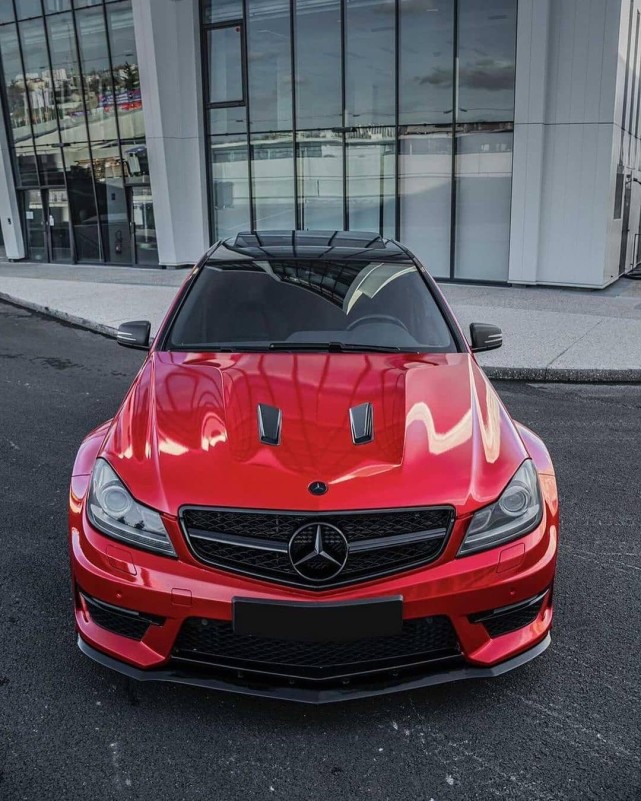 红色老款奔驰v8c63