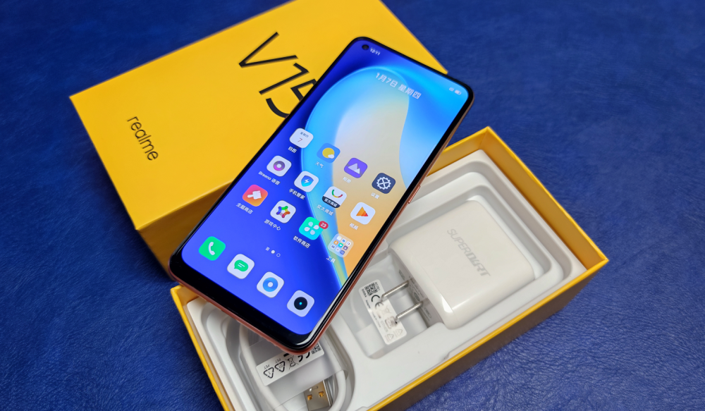 另外realme真我v15还提供了新月银和镜湖蓝配色,三种颜色适合不同的