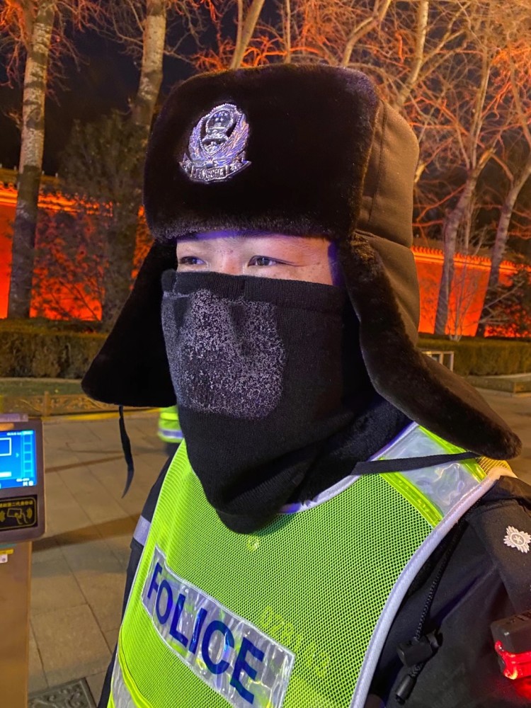 天寒地冻警察叔叔守护城市温暖你我