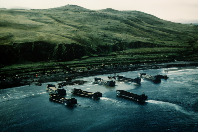 岛为左侧,以及所罗门群岛为右侧,同时发起进攻直逼日军重镇拉包尔基地