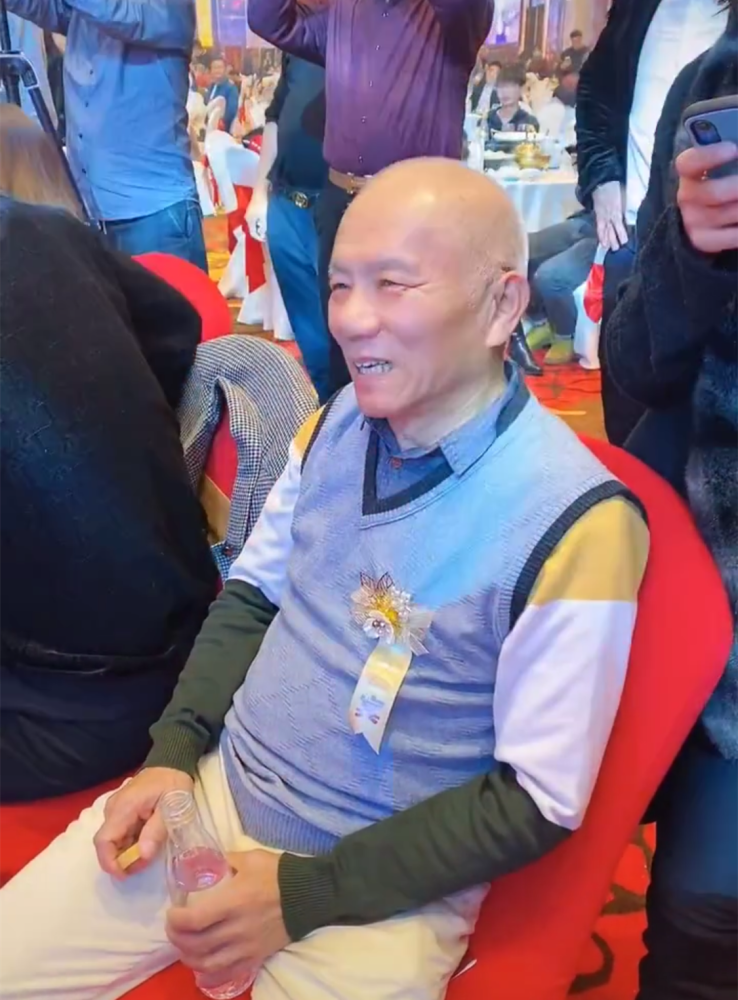 昔日江湖大佬成网红?崩牙驹获知名网红力撑,面色和善来者不拒
