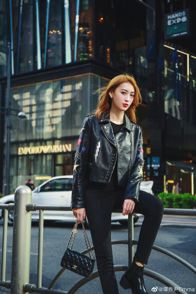 谭乔尹街拍长发飘飘身材高挑时尚俏丽