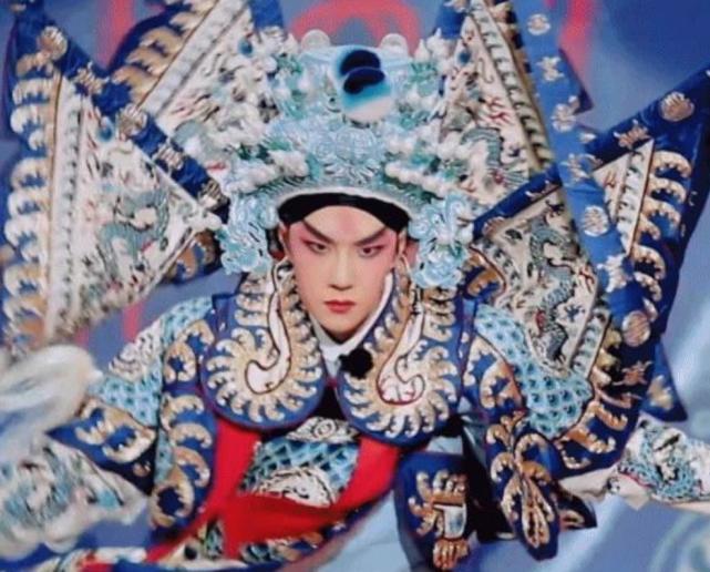 王一博京剧造型帅上热搜但看到肖战的京剧造型才知道啥叫一眼万年