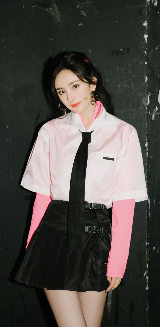 杨幂粉色上衣爱心发夹可爱写真壁纸