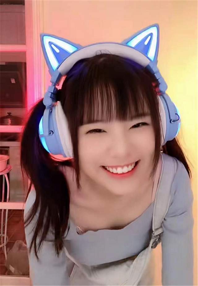 火线妹水手服真可爱被闺蜜曝出无美颜侧拍后这黑袜小短腿绝了