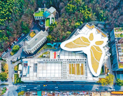 在越声清韵中,杭州西湖边的"蝴蝶剧场"连续上演了三晚新版越剧《梁祝