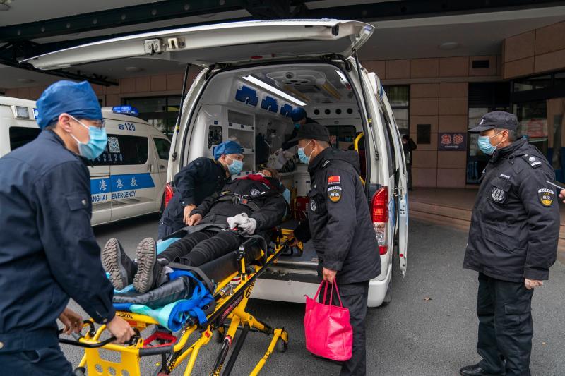 680岁上海老人躺在路边叫不醒120救护车赶到