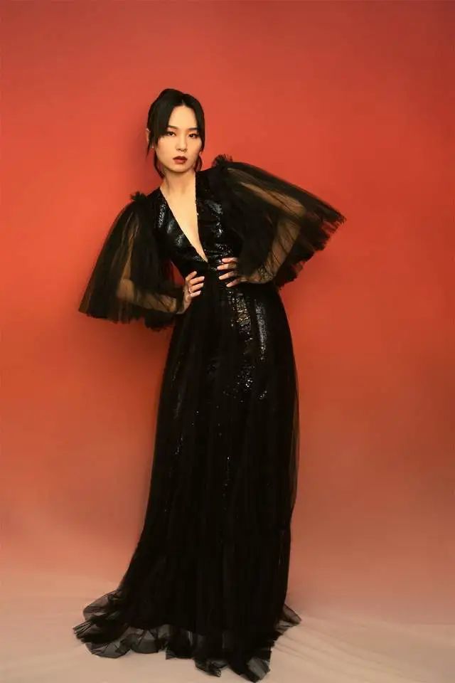 周笔畅身穿黑色深v连衣裙性感又张扬,而印花衬衫配半身裙优雅复古!